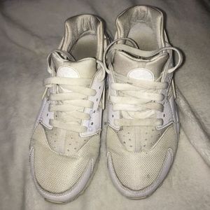 White nike heraches